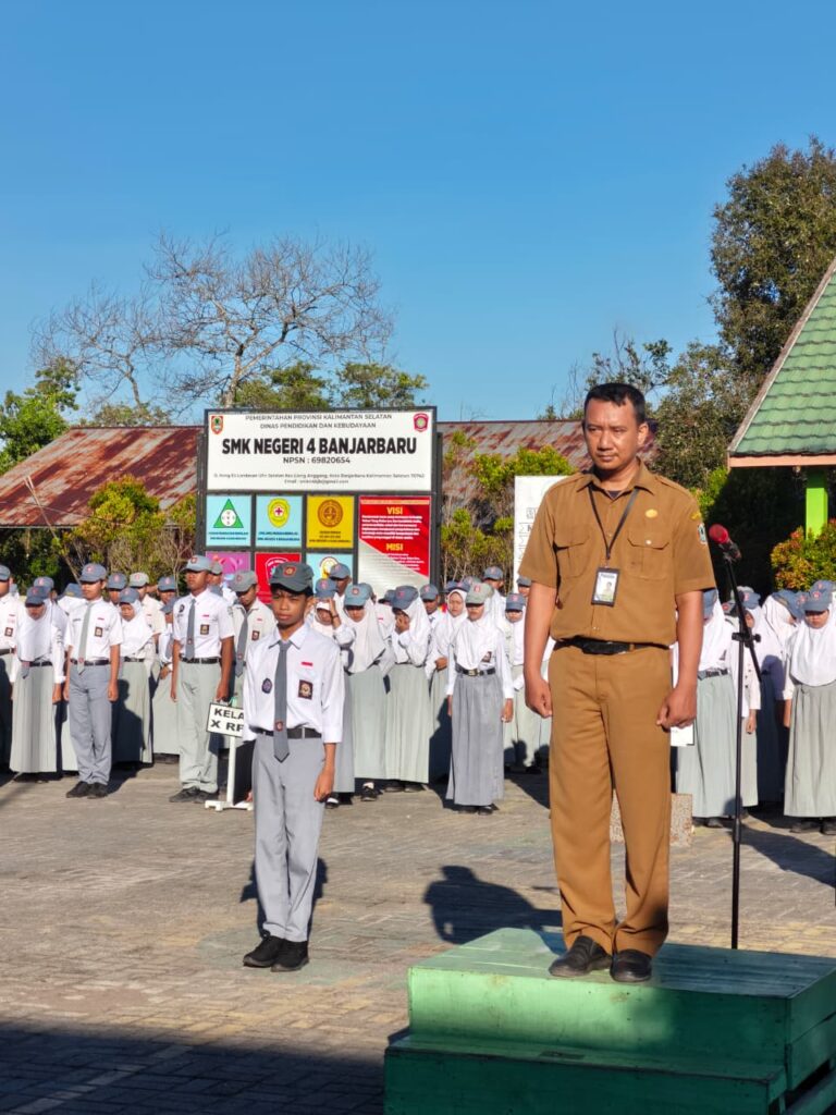 Amanat Upacara Senin: Waka Humas SMKN 4 Banjarbaru Tekankan Kesiapan Mental dan Fisik Jelang PKL Tahun Ajaran 2026/2027